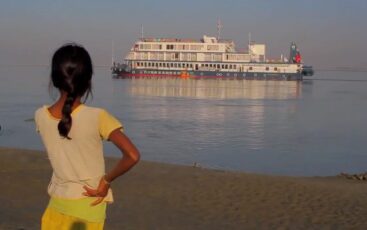 Den mäktiga Brahmaputra-floden i norra Indien