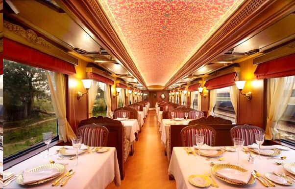 Restaurang på Maharajas Express där alla måltider avnjuts under tågresan