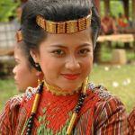 Torajansk flicka i nationaldräkt, Sulawesi, Indonesien